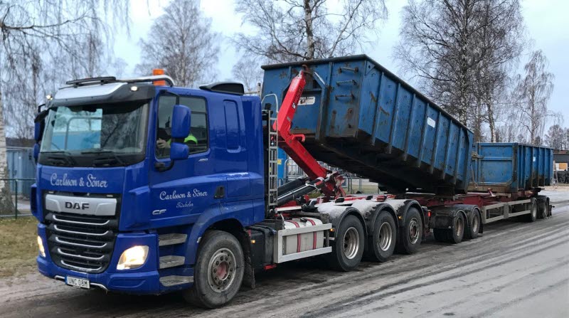 Lastbil står beredd för lastning av träd och grenar från avverkningen