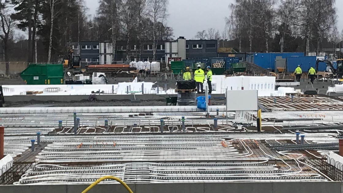 Nybyggnation av Strandskolan: Värmeslingor dragna på plats för golvvärmen.