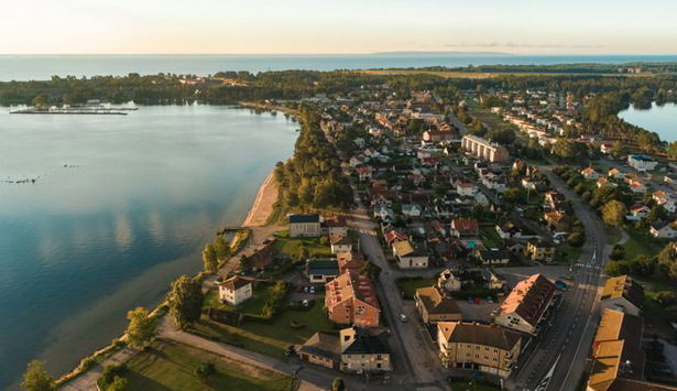 Flygbild över centrala Karlsborg med vy över Karlsborgsviken, Rödesund bort mot södra Karlsborg och fästningen.