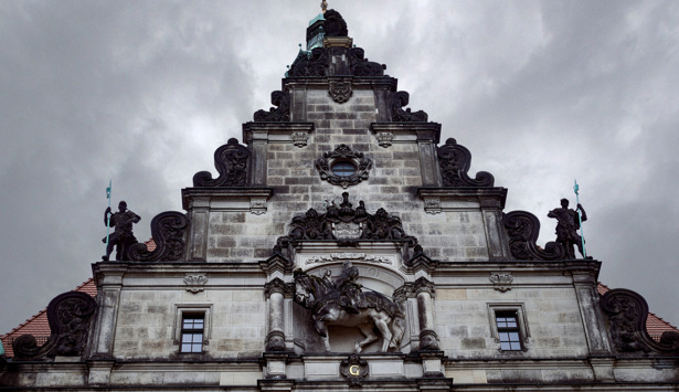 En mycket hög byggnad med en klocka på sidan.