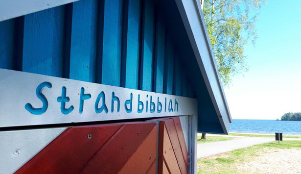 Ett regnbågsfärgat skåp vid en strand