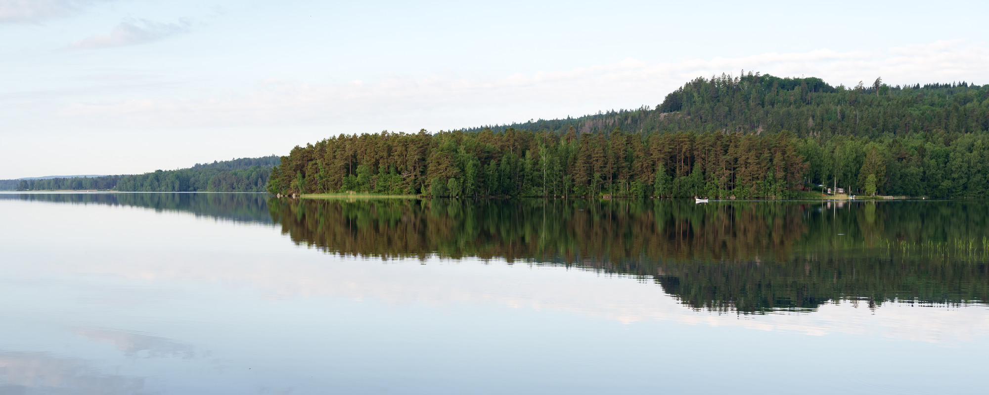 Vy över Bottensjön, spegling i vattnet 