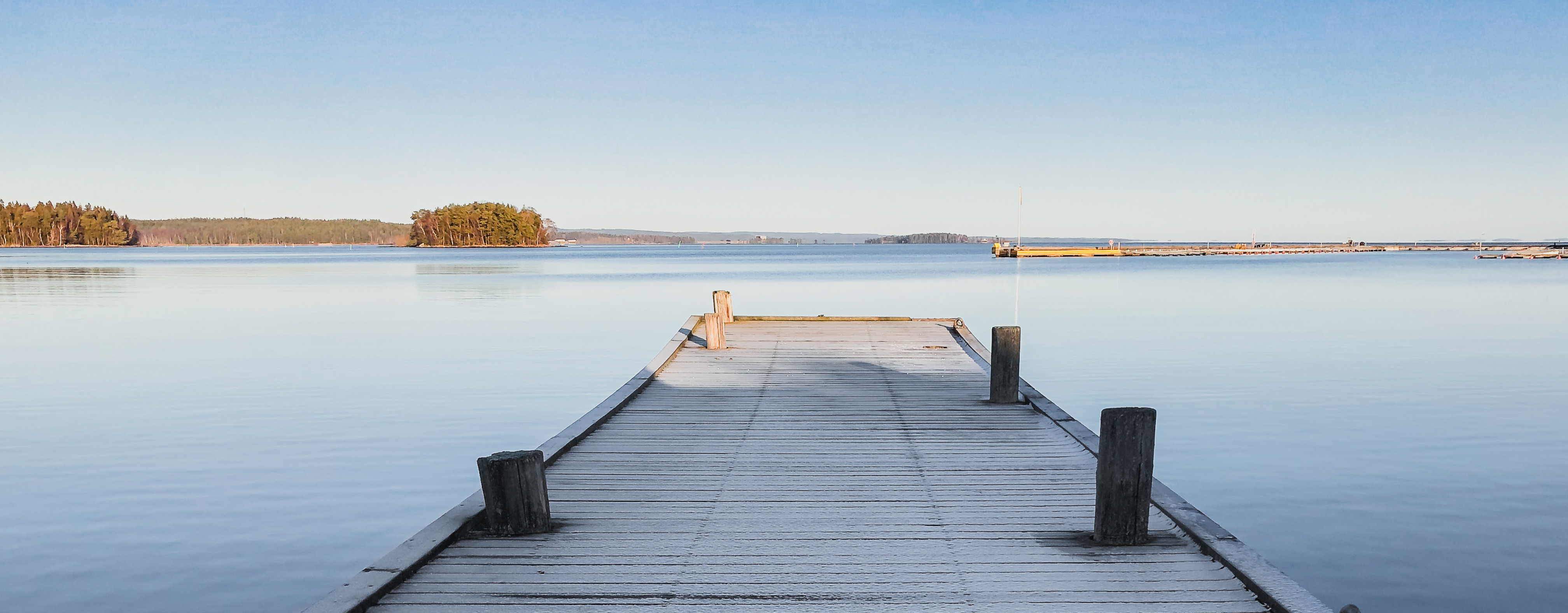 En frostig brygga med utsikt över Vättern.