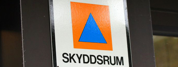 En skylt med skydsrum på sidan av en byggnad