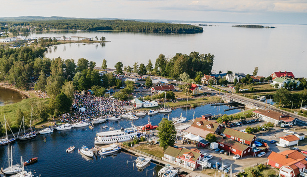 Flygbild över kanalen  i Karlsborg.