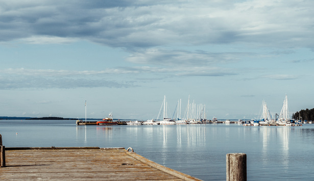 Brygga med utsikt över båthamn.