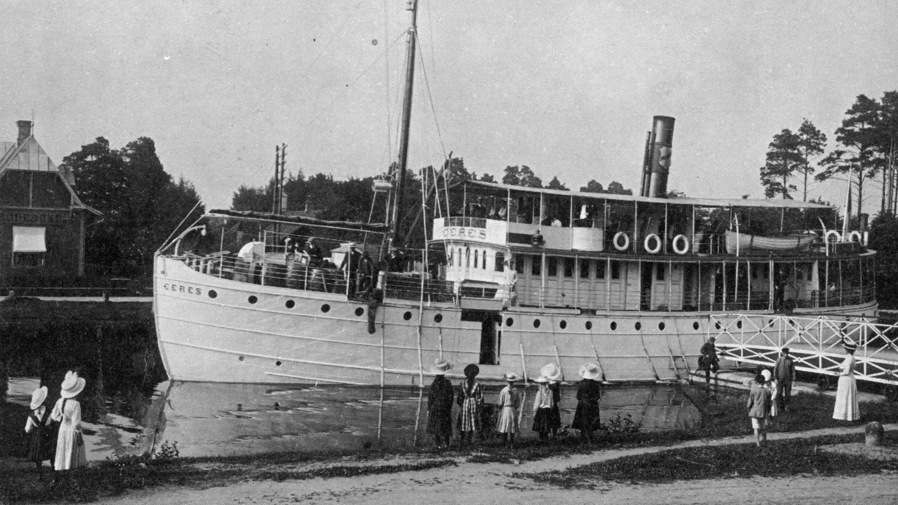 Bilden föreställer Rödesund under den tiden Ester arbetade som brovaktare. På bilden syns den gamla rullbron som öppnades förhand, brovaktarstugan ( Idag Kulturstugan), den tidigare kanalbåten Ceres samt 