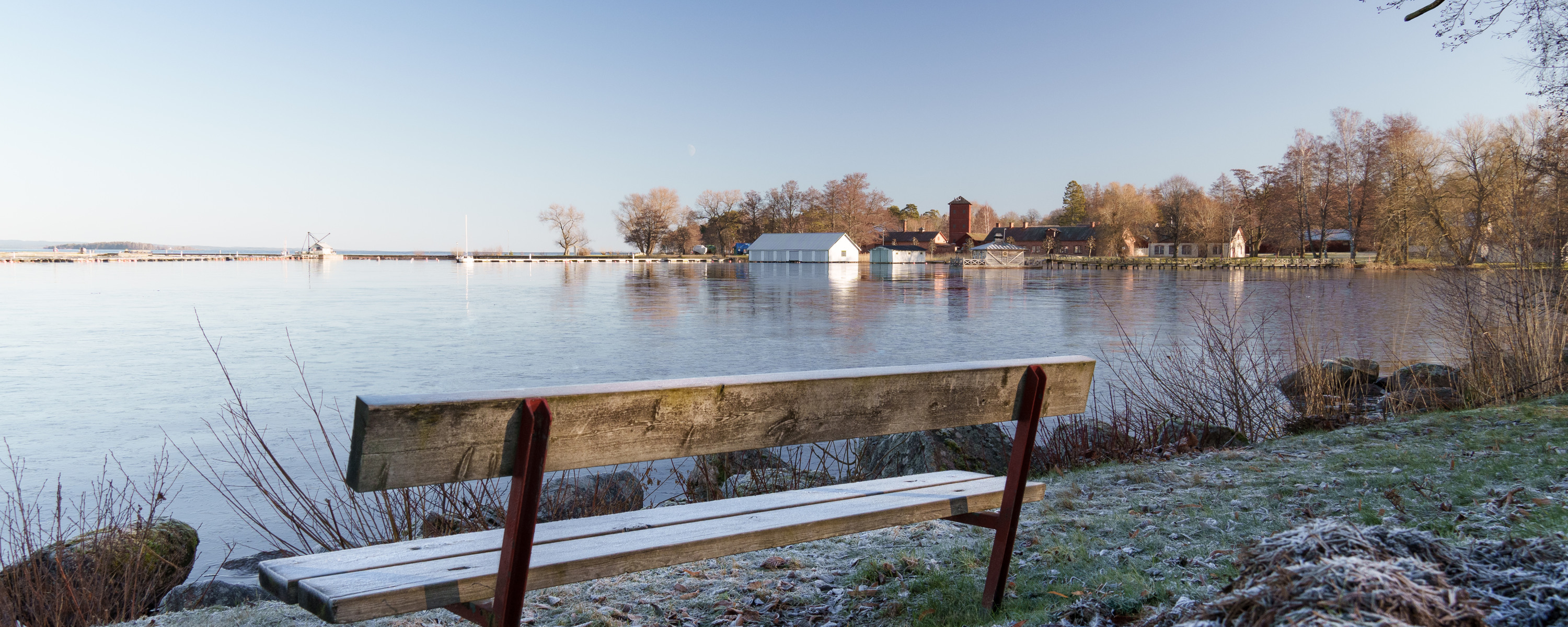 Utsikt Karlsborgsviken med bänk i förgrunden