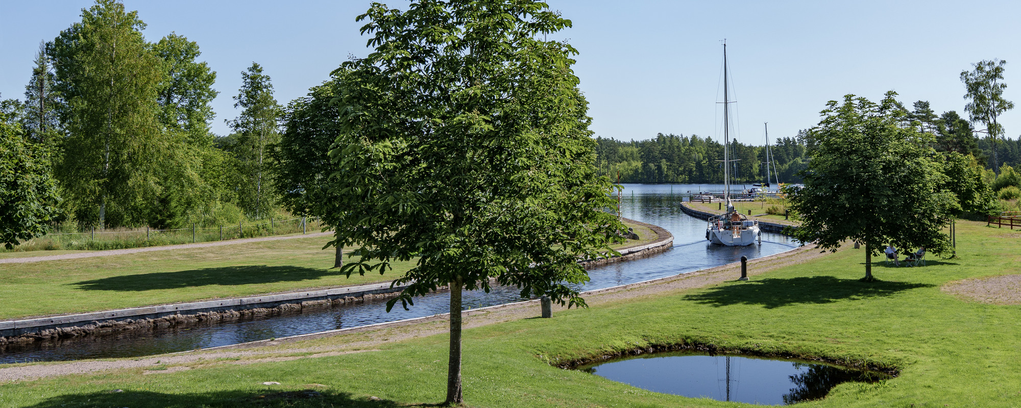 En segelbåt genom Göta Kanal