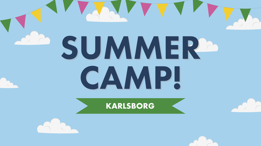 En illustration av en himmel med moln och en girlang i glada färger. På bilden står det "Summer camp! Karlsborg".