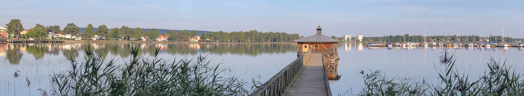 Brygga mot flytbastu med utsikt över Vättern.