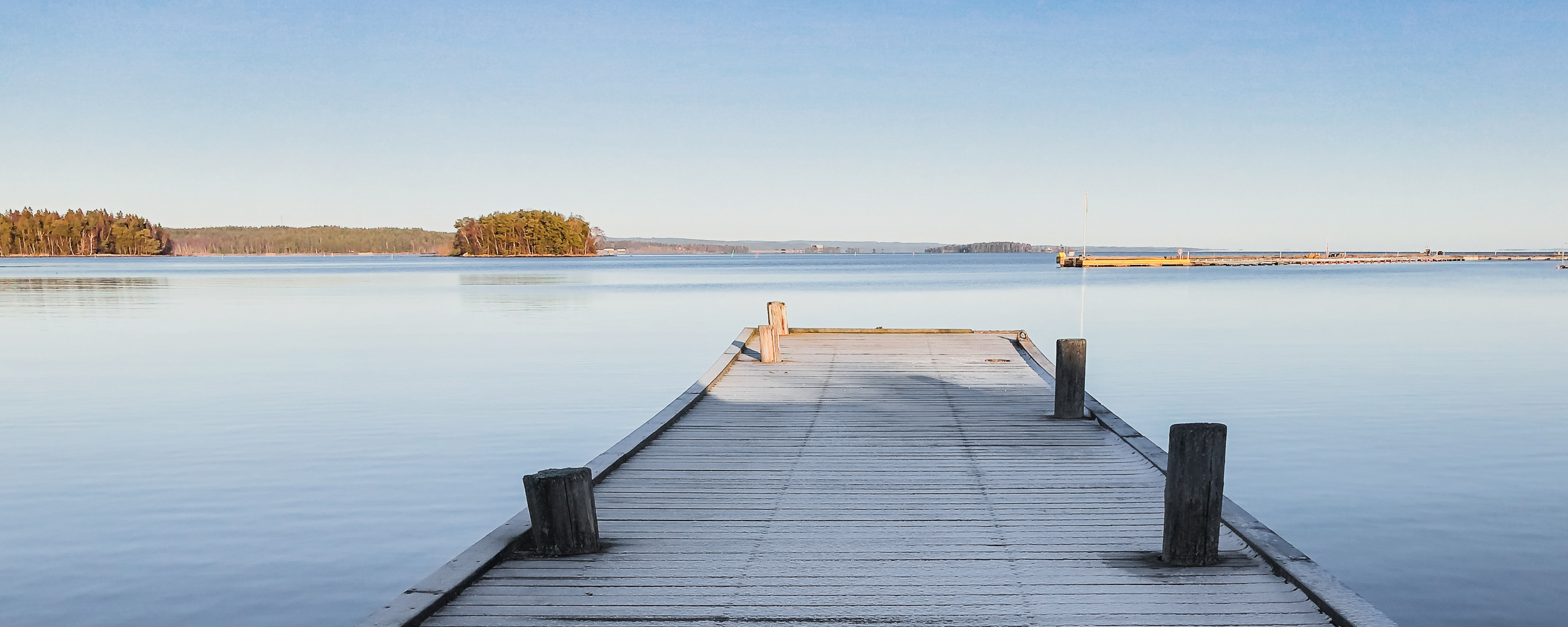 En frostig brygga med utsikt över Vättern.
