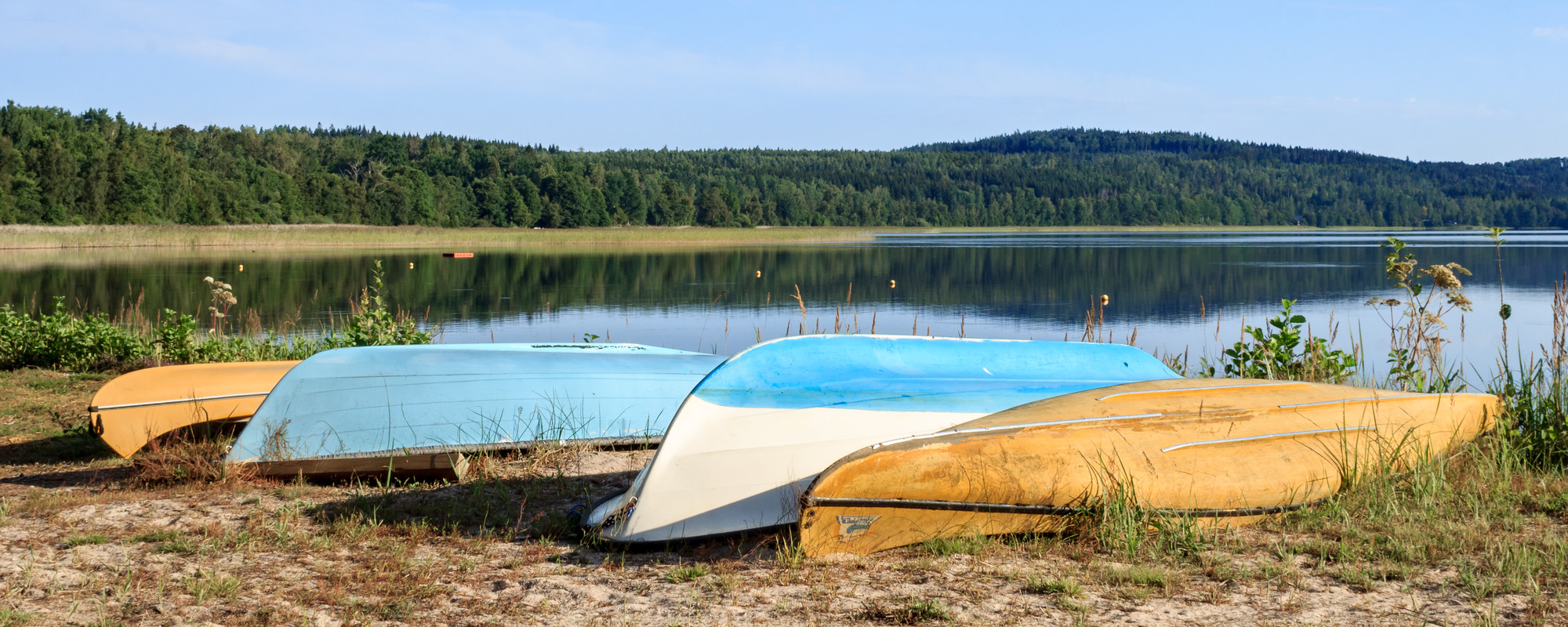 Kanoter med utsikt över Bottensjön och Vaberget