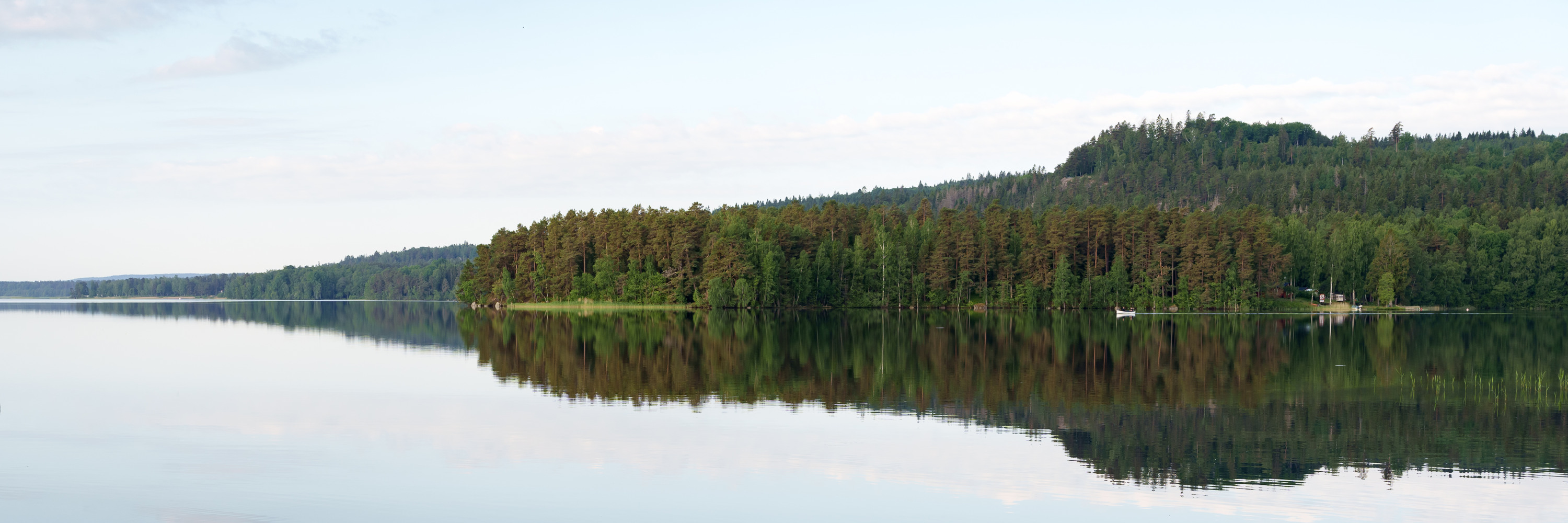 Vy över Bottensjön, spegling i vattnet 