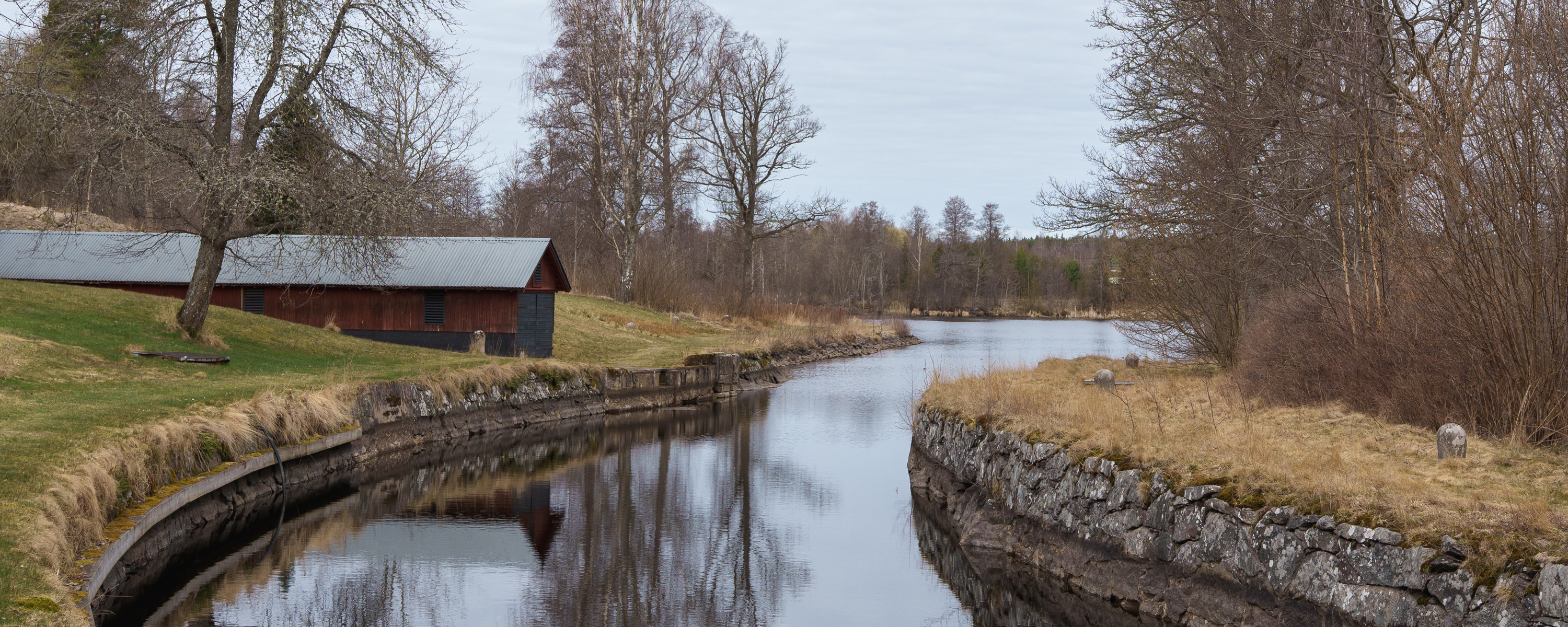 Göta kanal som slingrar sig genom Forsvik