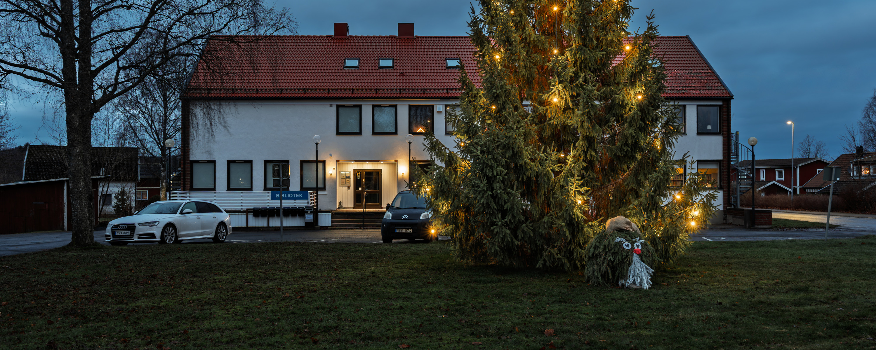 Julgran och tomte vid bibliotek