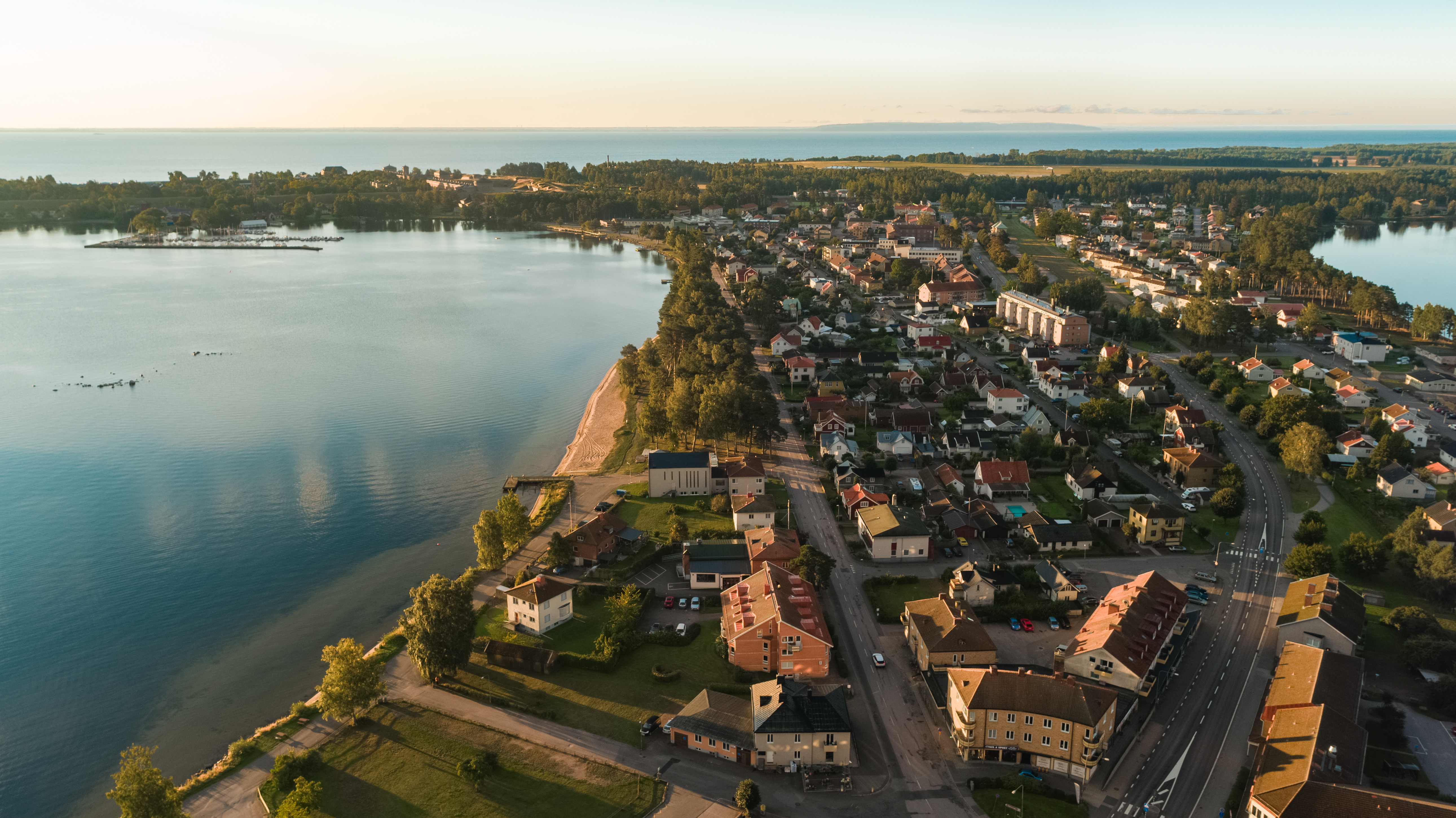 Flygbild över centrala Karlsborg med vy över Karlsborgsviken, Rödesund bort mot södra Karlsborg och fästningen.