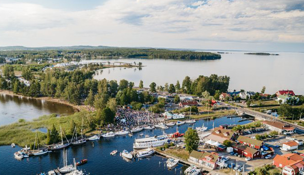 Flygbild över kanalen  i Karlsborg.