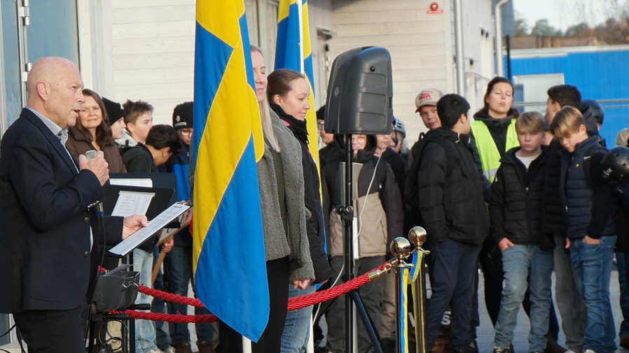 Kent Larsson, rektor på Strandskolan, håller invigningstal.