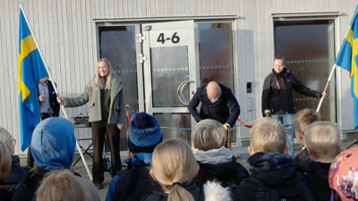 Torbjörn Colling klipper bandet vid invigningen av den nybyggda Strandskolan.