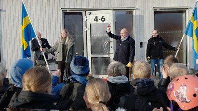 Torbjörn Colling har precis klippt bandet vid invigningen av den nybyggda Strandskolan.