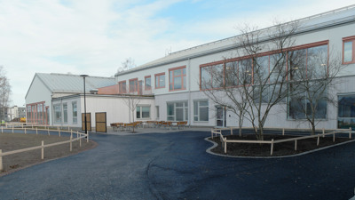 Gångvägen på baksidan och sjösidan.