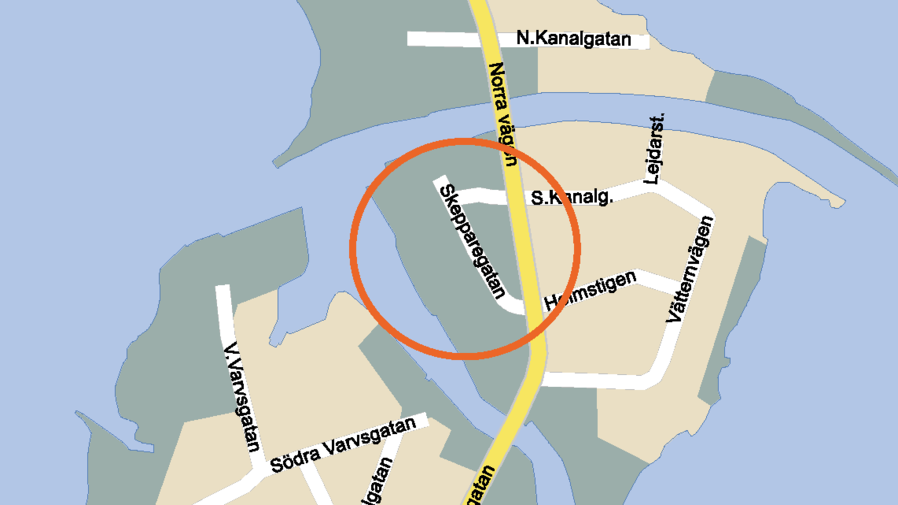 En karta över centrala Karlsborg med en röd cirkel runt södra kanalområdet.