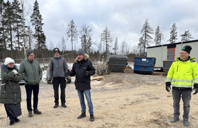 Kommunalrådet Torbjörn Colling (M) håller tal inför första spadtaget för byggnation av nytt stall i Mölltorp.