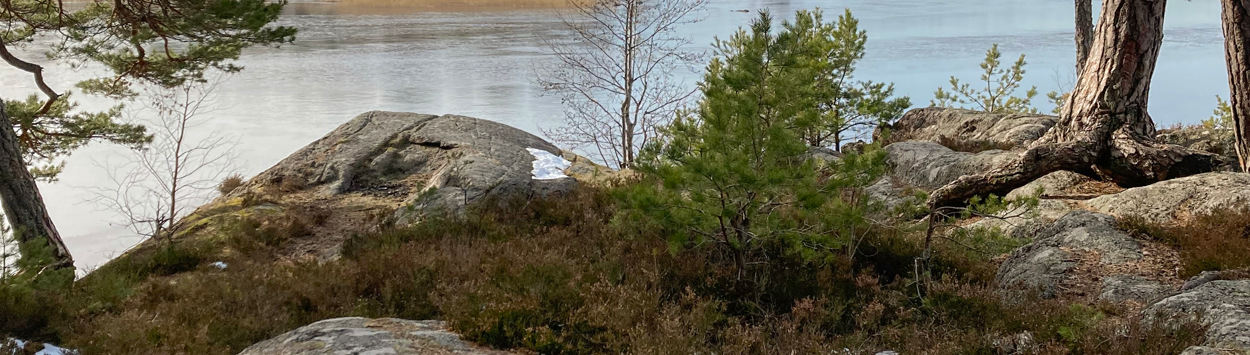 Klippa med utsikt över sjö