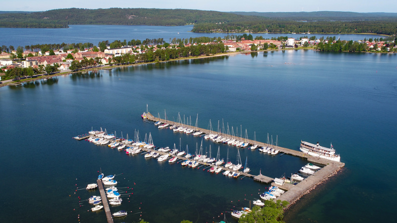 Flygbild över Karlsborg med båthamn i förgrunden.