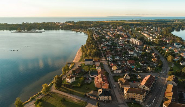 Flygbild över centrala Karlsborg med vy över Karlsborgsviken, Rödesund bort mot södra Karlsborg och fästningen.