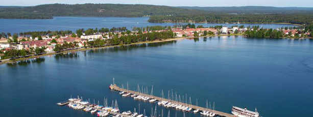 Flygbild över Karlsborg med båthamn i förgrunden.