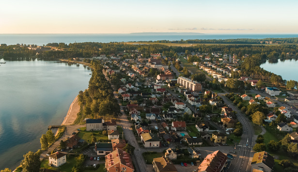 Flygbild över centrala Karlsborg med vy över Karlsborgsviken, Rödesund bort mot södra Karlsborg och fästningen.