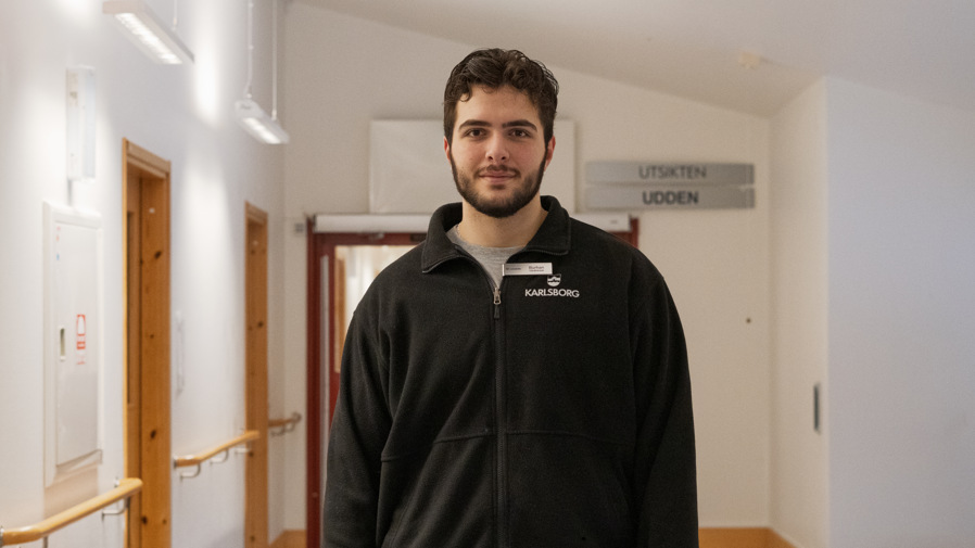 En man som står i en korridor i en byggnad.