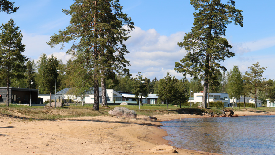 Villatomter intill strandlinjen på Äspenäset