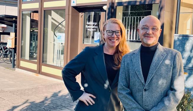 Catrin Skane - näringslivsutvecklare samt Torbjörn Colling - kommunstyrelsens ordförande på bild framför kommunhuset. 