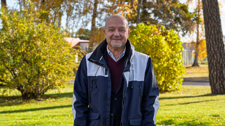 Torbjörn Colling (M) ler in i kameran. Bilden är tagen utomhus.