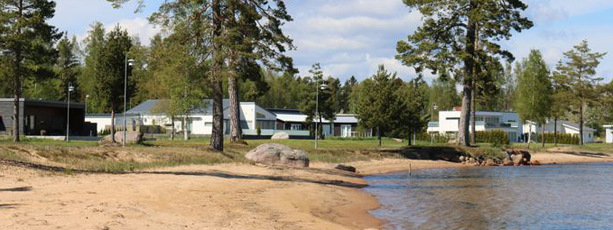 Villatomter intill strandlinjen på Äspenäset