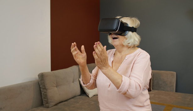 En äldre kvinna som bär ett VR-headset.