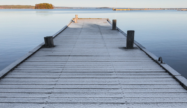 En frostig brygga med utsikt över Vättern.