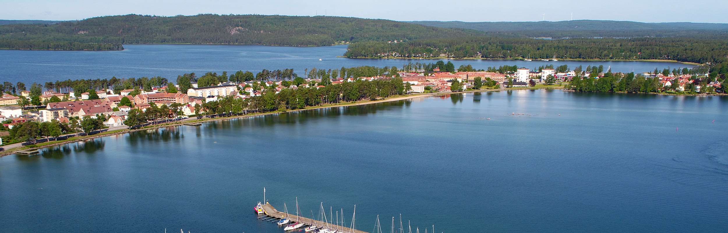 Flygbild över Karlsborg med båthamn i förgrunden.