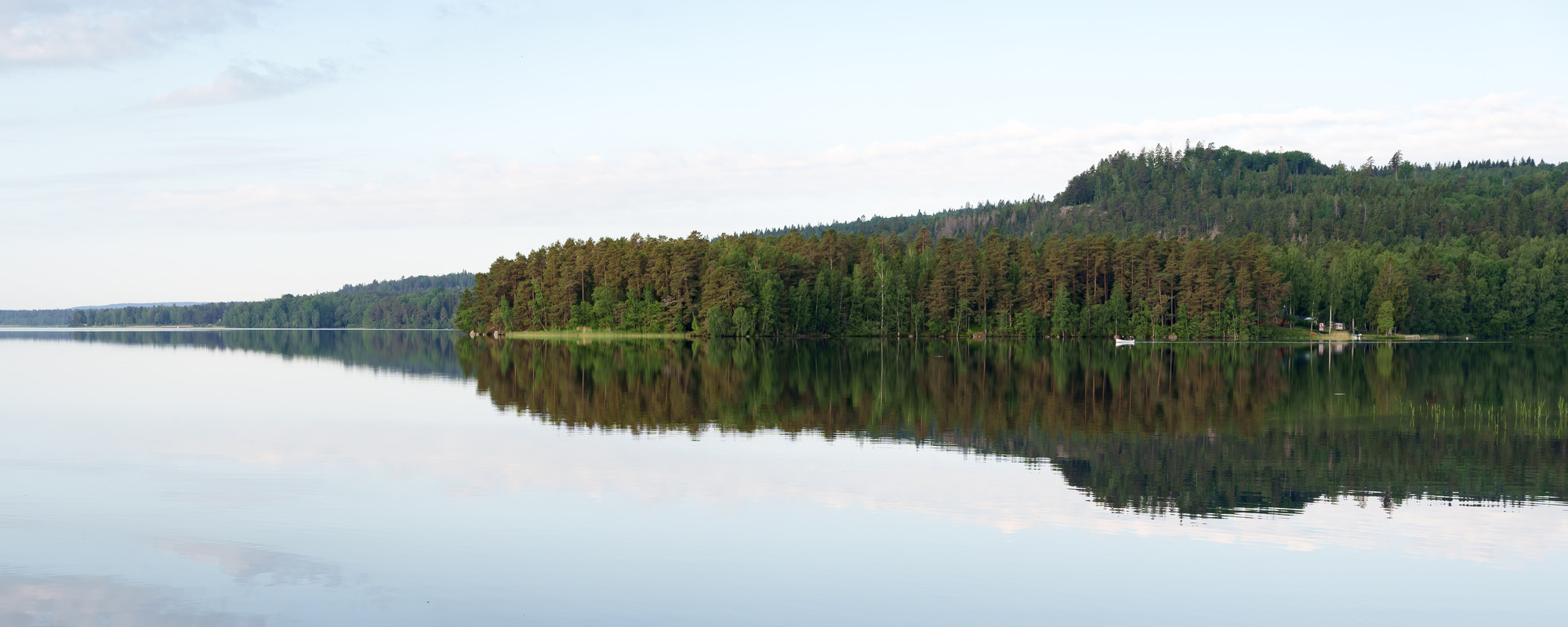 Vy över Bottensjön, spegling i vattnet 