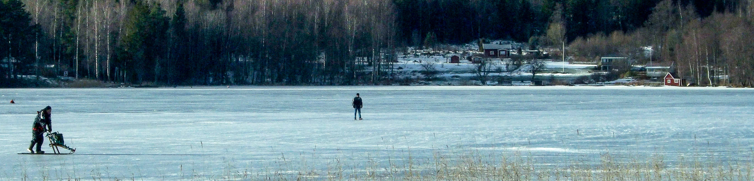 Pimpelfiskare på Bottensjön med Vaberget i bakgrunden.