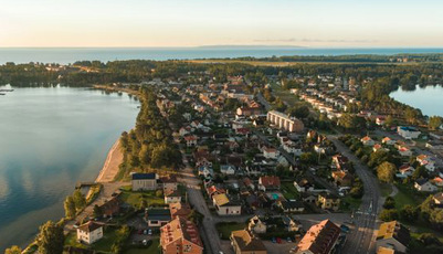 Flygbild över centrala Karlsborg med vy över Karlsborgsviken, Rödesund bort mot södra Karlsborg och fästningen.