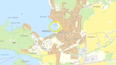 Karta &ouml;ver M&ouml;lltorps t&auml;tort med markering av badplatsen.