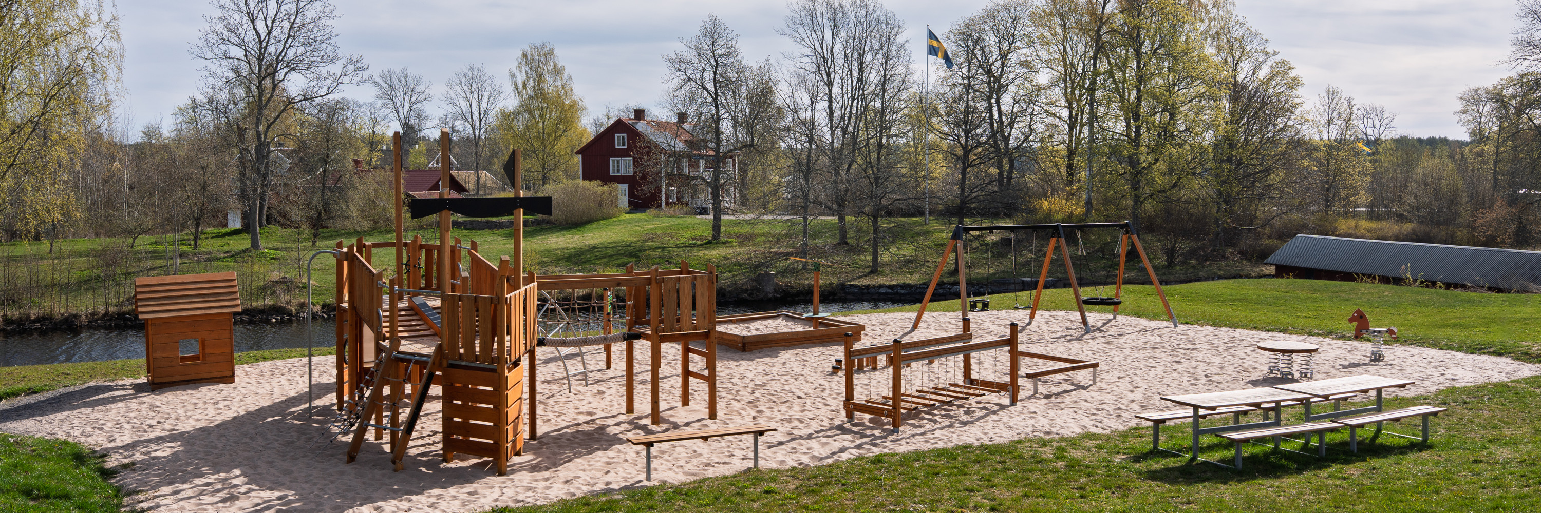Lekplats i Forsvik och Göta kanal i bakgrunden.