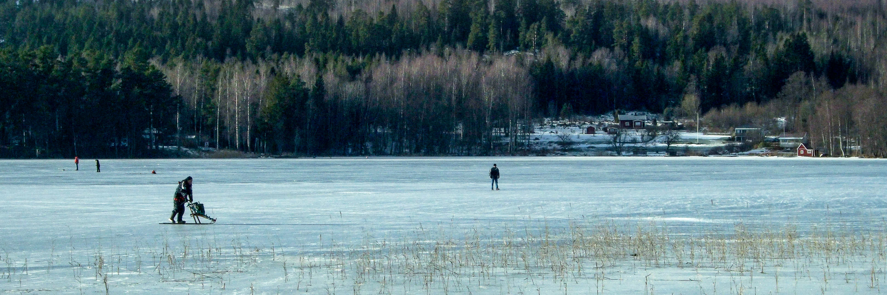 Pimpelfiskare på Bottensjön med Vaberget i bakgrunden.