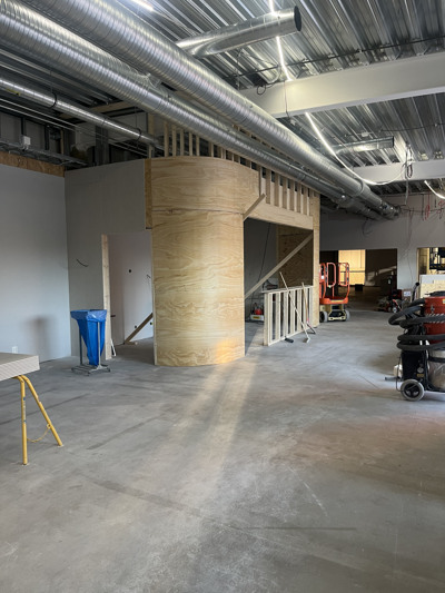 Kiosk väggarna i entrén pågår