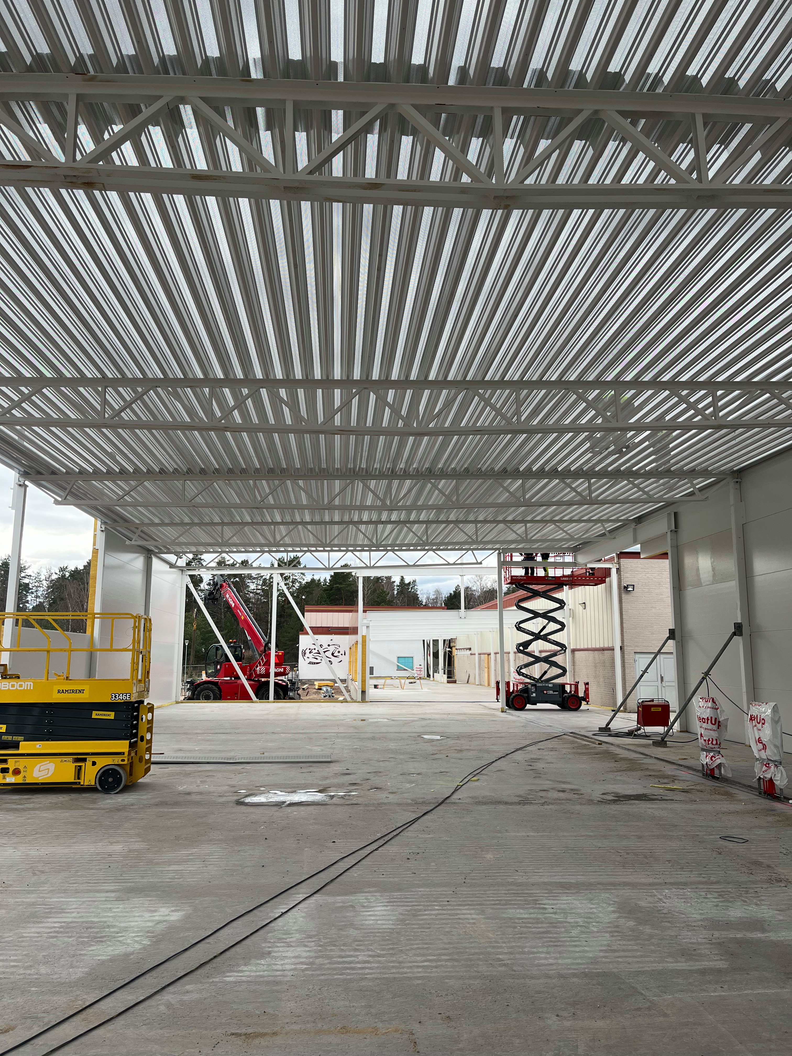 Takplåt uppsatt på C-hallen.