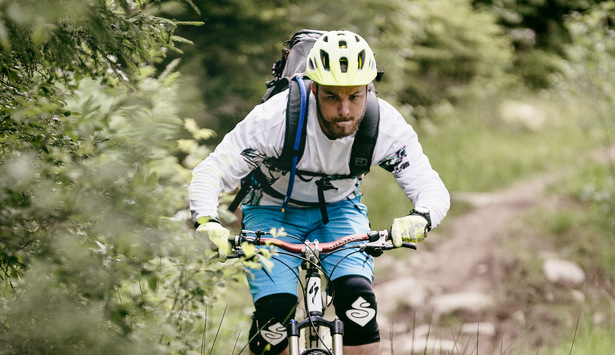 Mountainbike på cykelled i skogen.